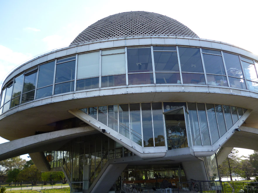 Las obras de construcción del Planetario Galileo Galilei comenzaron, bajo dirección del arquitecto argentino Enrique Jan, de la Dirección General de Arquitectura de la otrora Municipalidad de la Ciudad de Buenos Aires (MCBA), en 1962. <br /><br />La primera función se realizó el 13 de junio de 1967, participaron los alumnos de la Escuela Comercial Nº 1 de Banfield y del Colegio de la Santa Unión de los Sagrados Corazones, de la Capital Federal.