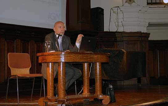 El  Agrim. Sergio Rubén Cimbaro expone en las jornadas Nacionales de mediciones especiales