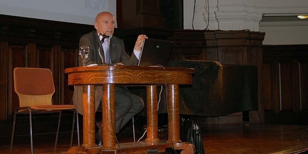 El  Agrim. Sergio Rubén Cimbaro expone en las jornadas Nacionales de mediciones especiales