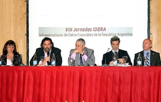 La apertura del encuentro estuvo presidida por el vicegobernador de Río Negro, Carlos Peralta, el jefe de Gabinete de Asesores del Ministerio de Defensa de la Nación, Sergio Rossi