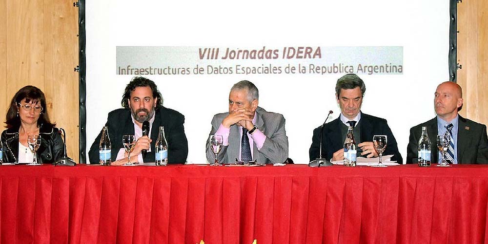 La apertura del encuentro estuvo presidida por el vicegobernador de Río Negro, Carlos Peralta, el jefe de Gabinete de Asesores del Ministerio de Defensa de la Nación, Sergio Rossi
