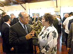El Ministro de Defensa, Arturo Puricelli, junto a la Directora del <b />Instituto Geográfico Nacional, Lic. Liliana Weisert.