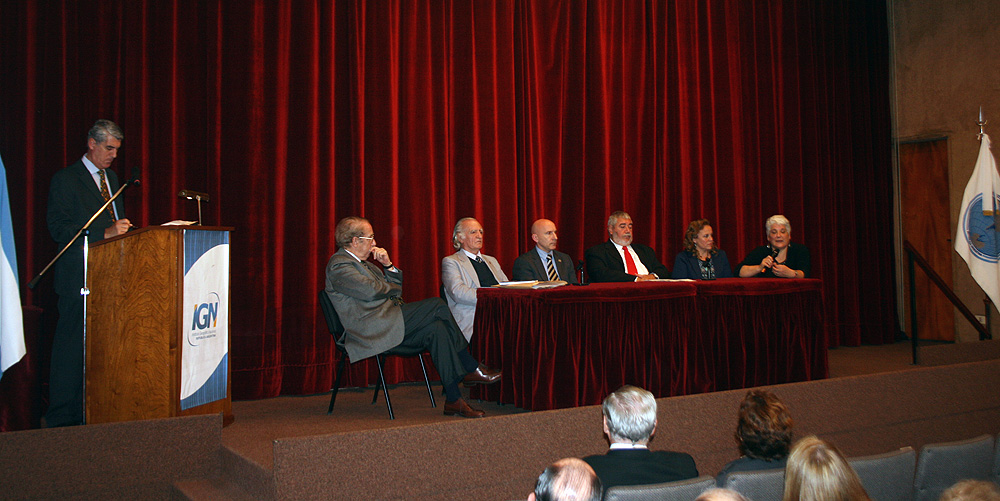 El Instituto Geográfico Nacional, la Sociedad Argentina de Estudios Geográficos (GÆA) y la Academia del Mar organizaron esta jornada que reunió a profesionales, investigadores, docentes y estudiantes con pleno exito y convocatoria.